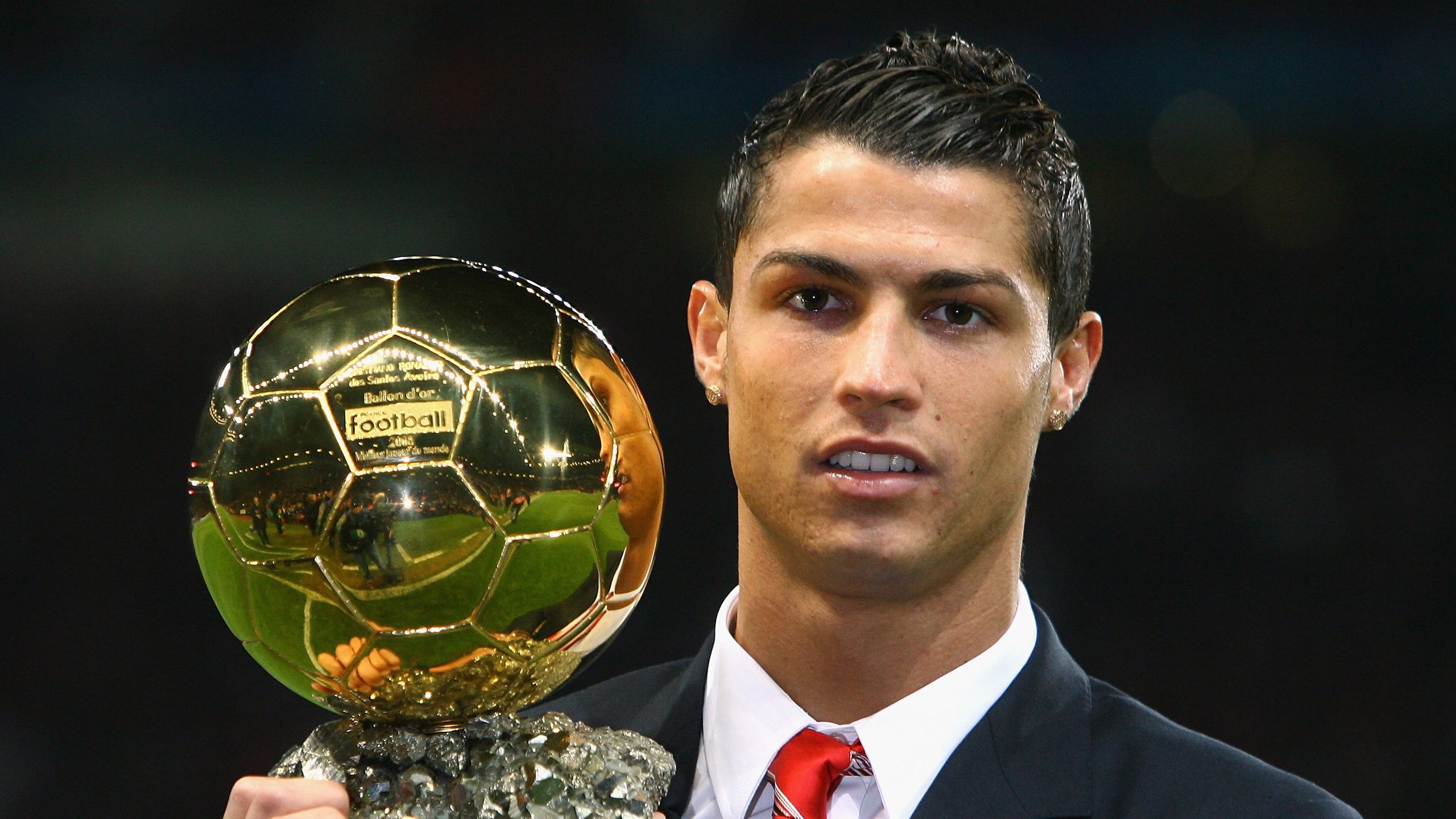 巴萨极限压榨:14场12球前锋被要求降薪续约,巴萨现任前锋