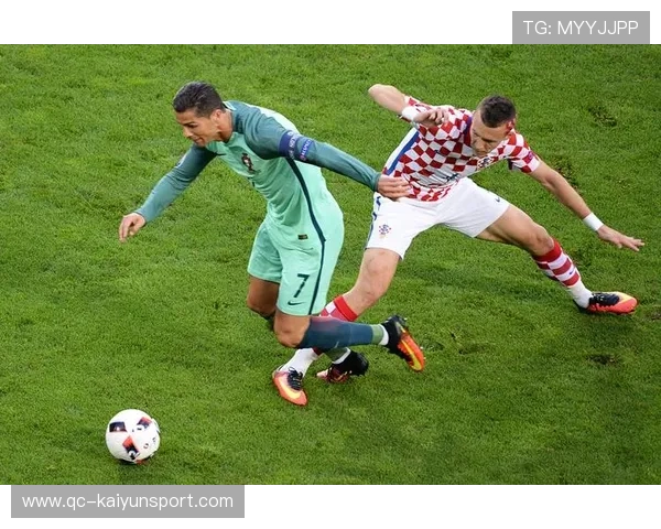 足球边锋踩单车晃倒三人，网络剪辑满天飞