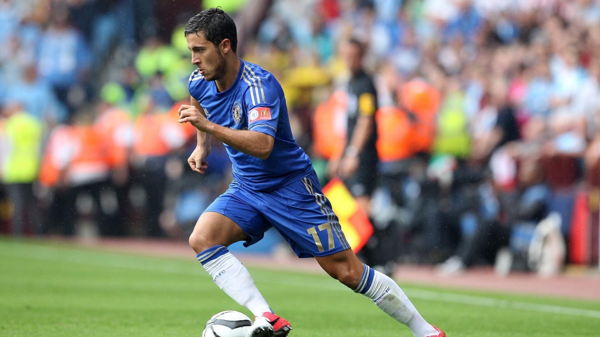 欧冠赛场外的球迷文化展示出跨国融合的魅力，欧冠 球迷